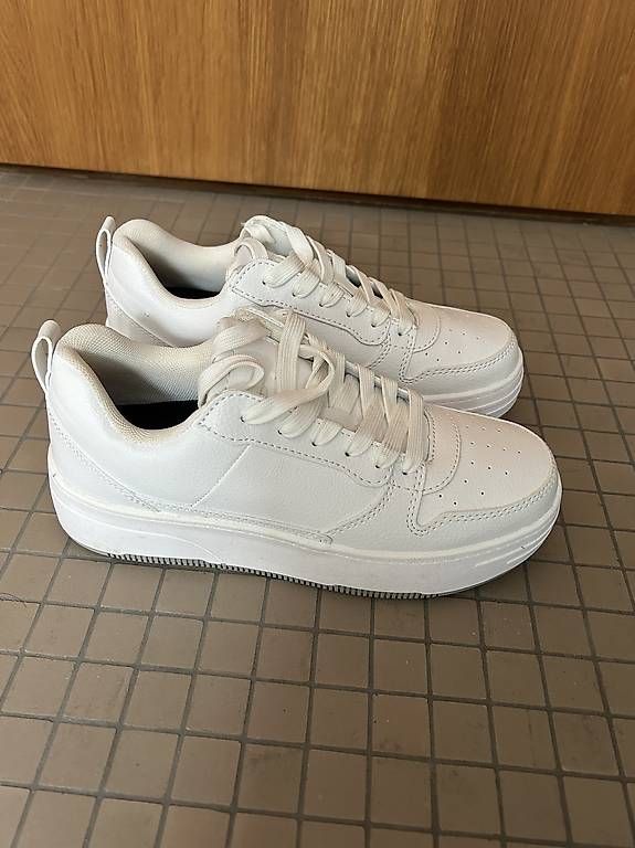 Pull&Bear Scarpe da donna: weisse Schuhe – Usato da Gais venduto da T_iziana 2