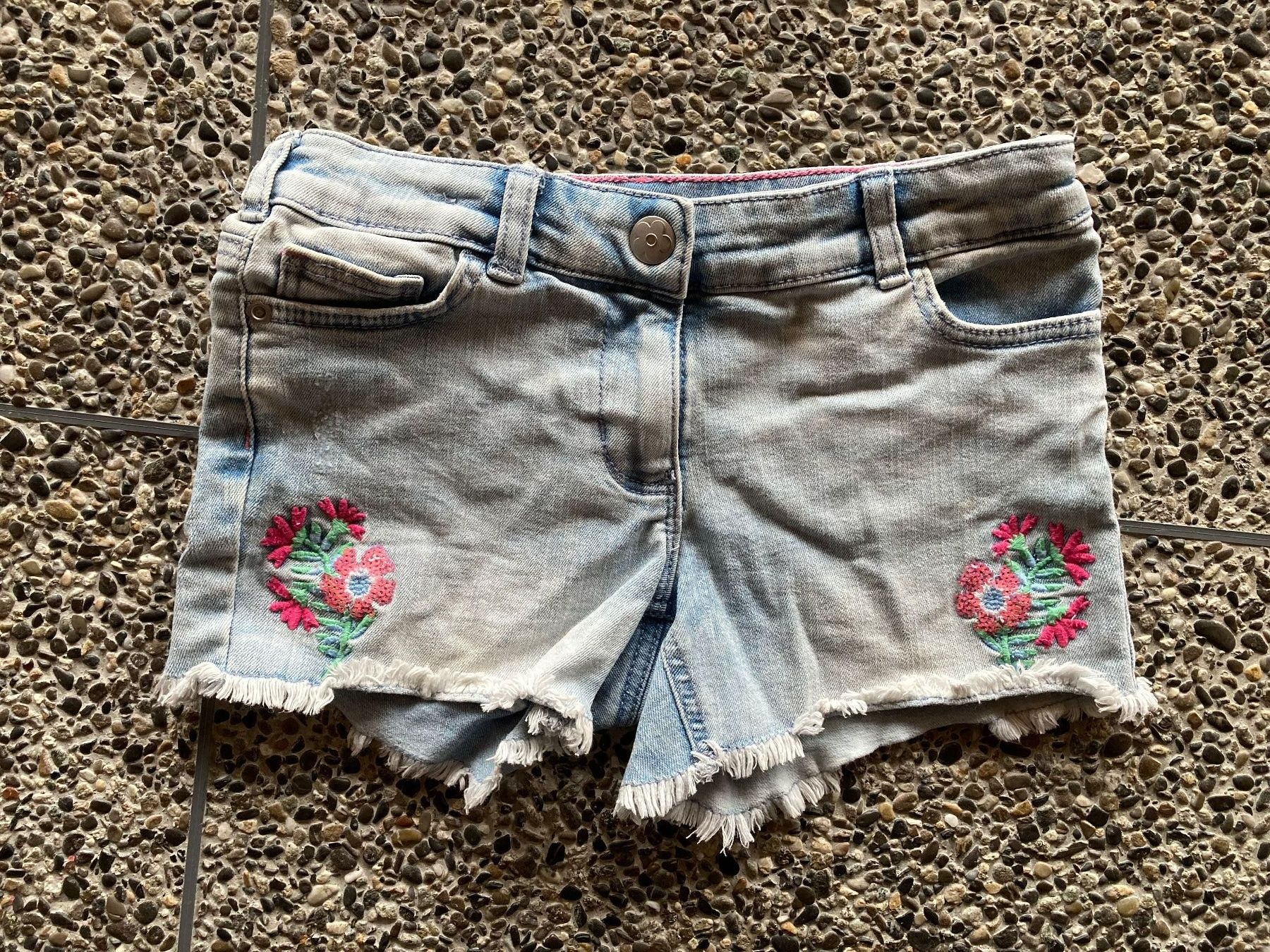 C&A Pantaloni: Kurze Jeans Hose, Shorts Gr. 122 – Usato da Aetingen venduto da Nadinsky