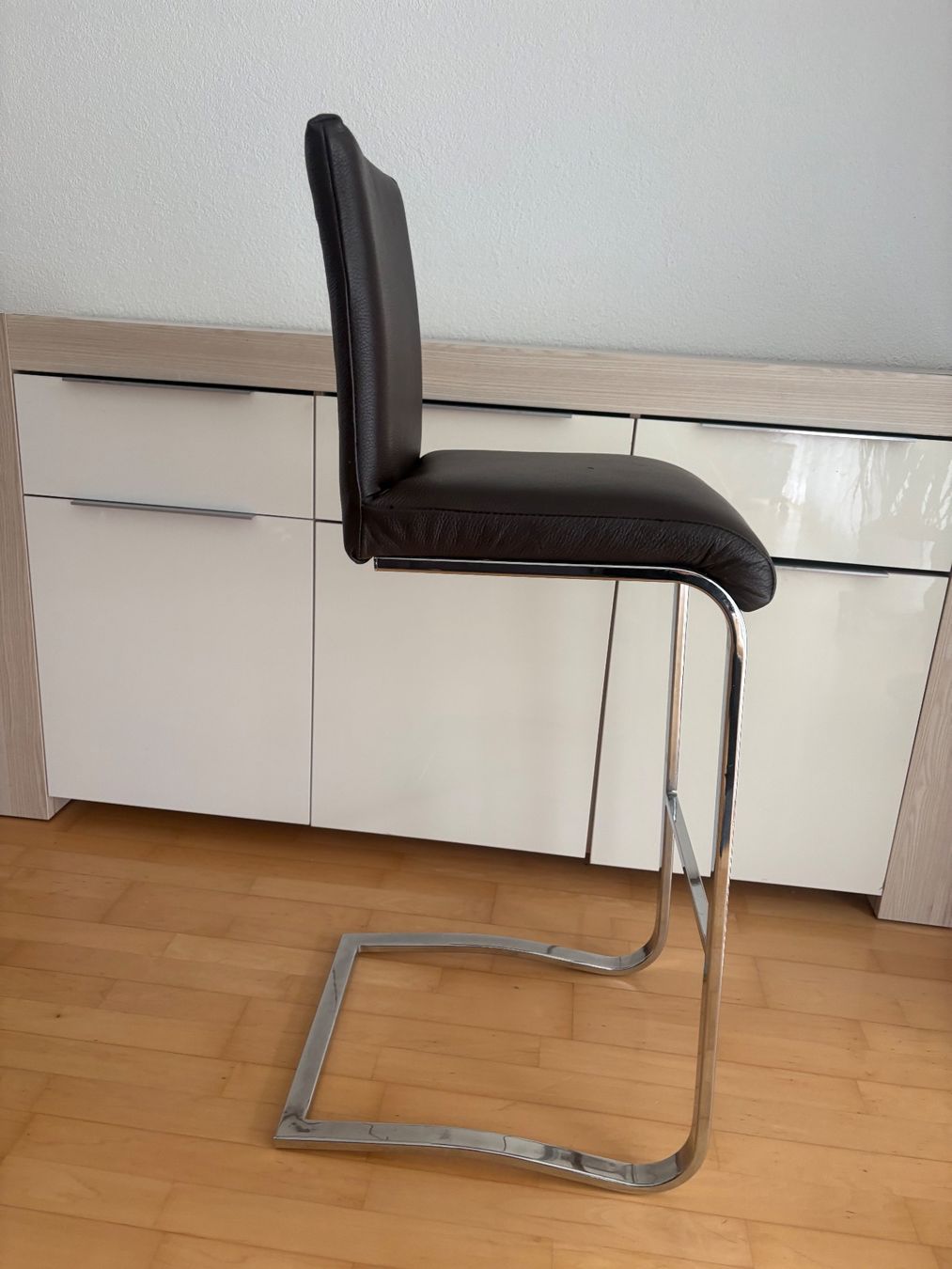 Sgabelli: 3 elegante Barstühle aus Leder – Usato da St. Gallen venduto da Medinax 4