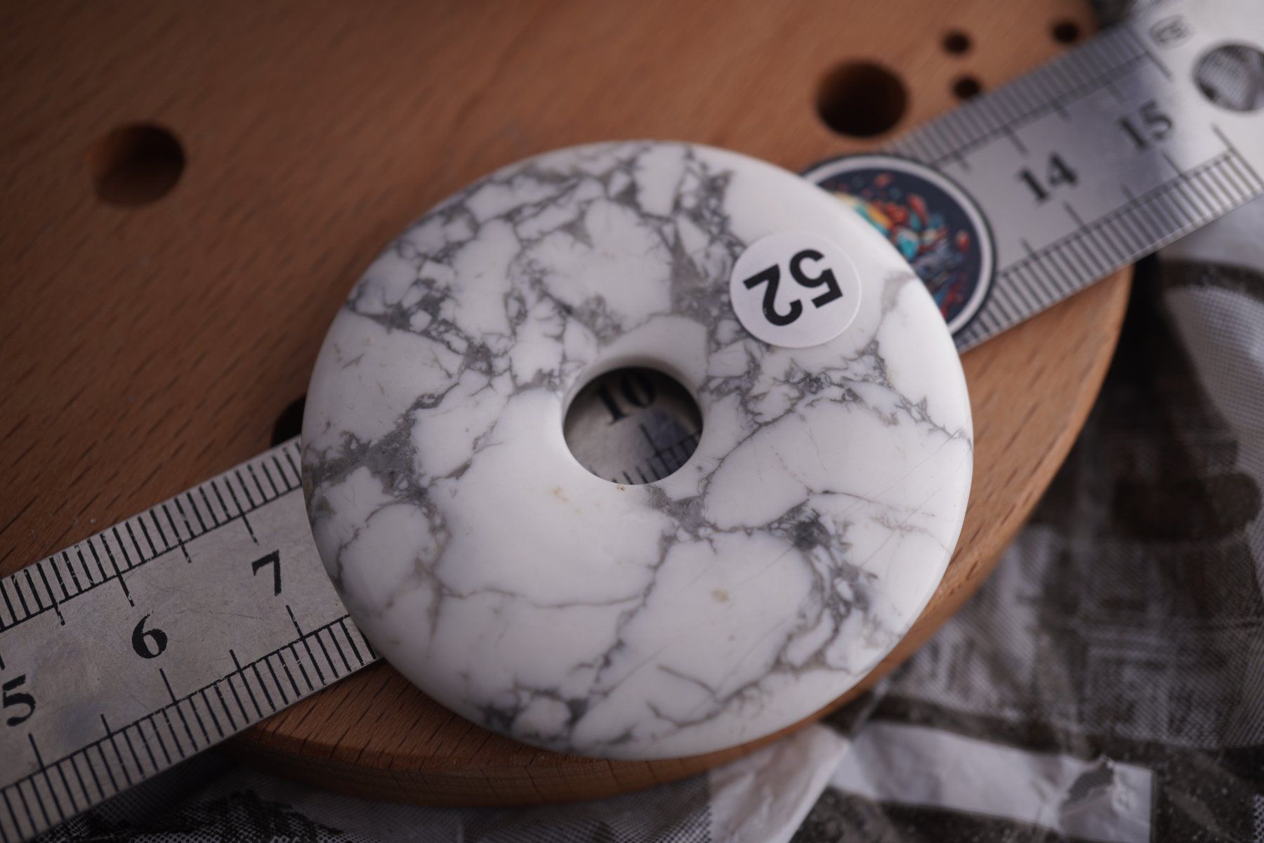 Minerali & Pietre curative: Howlith     Donut   pi Scheibe      50mm Ab 1.- – Nuovo e nell'imballaggio originale da Eschenbach SG venduto da topstone 1