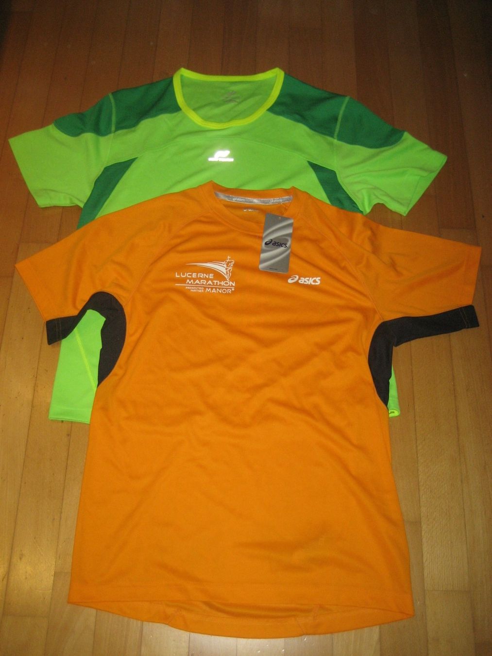 Canottiere & Pantaloni: Trainingsshirts neu – Nuovo (secondo la descrizione) da Unterengstringen venduto da Olifant4