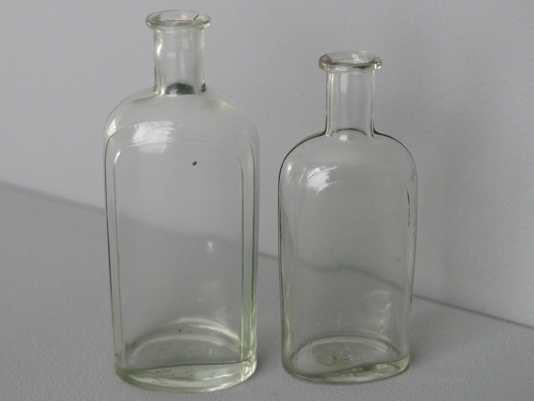 Laborzubehör: SAMMLUNG ANTIKE APOTHEKER GLAS-FLÄSCHCHEN – Gebraucht aus Balgach von Zwischenraum 5