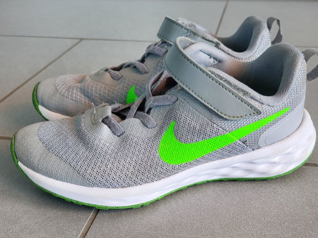 Nike Schuhe für Jungen: Nike Turnschuhe Running gr. 32 – Gebraucht aus Boswil von i12i