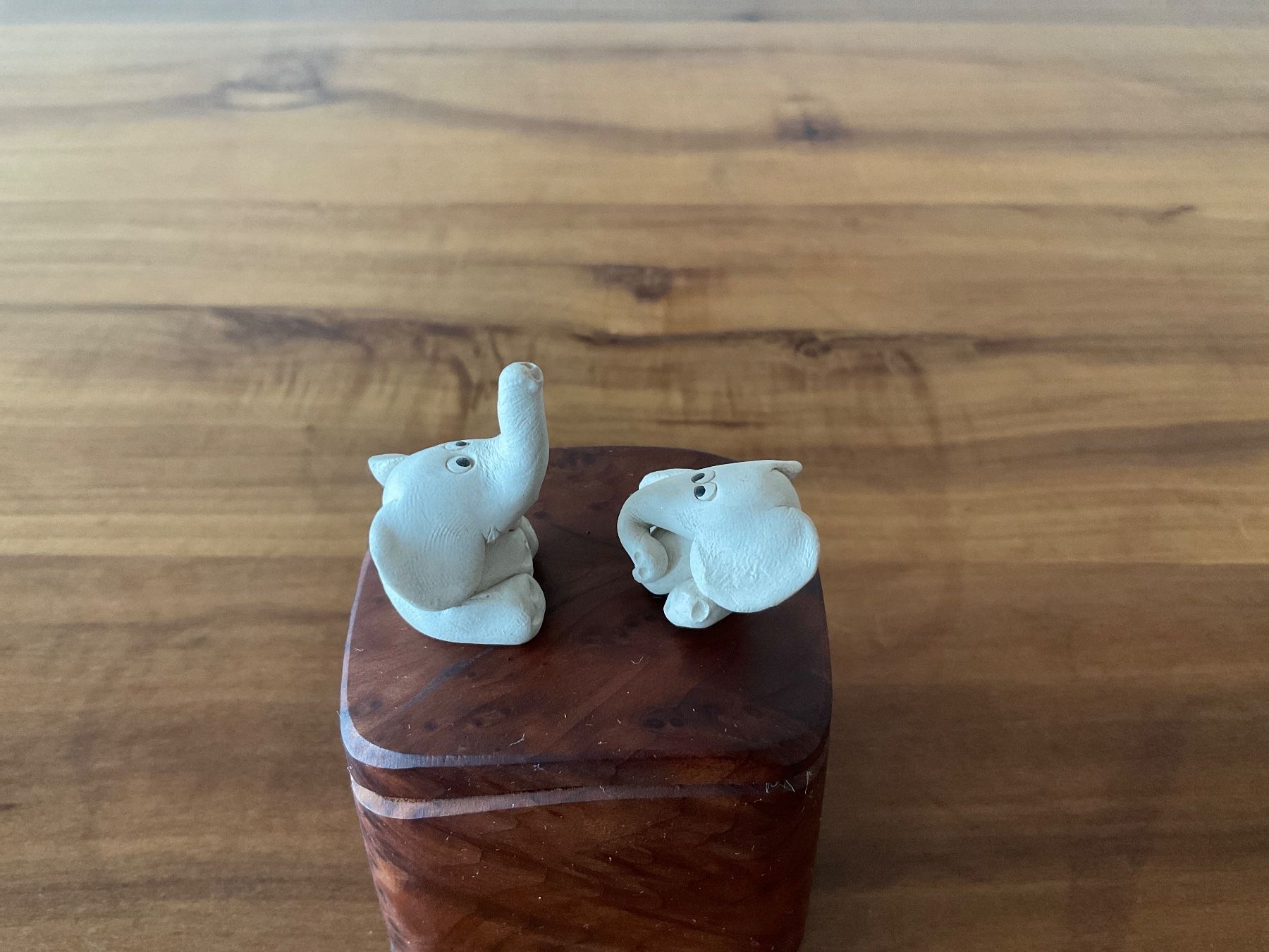Statuette: 2 kleine Elefanten, weiss, Ton oder Gips – Usato da Wetzikon ZH venduto da CZ. 3