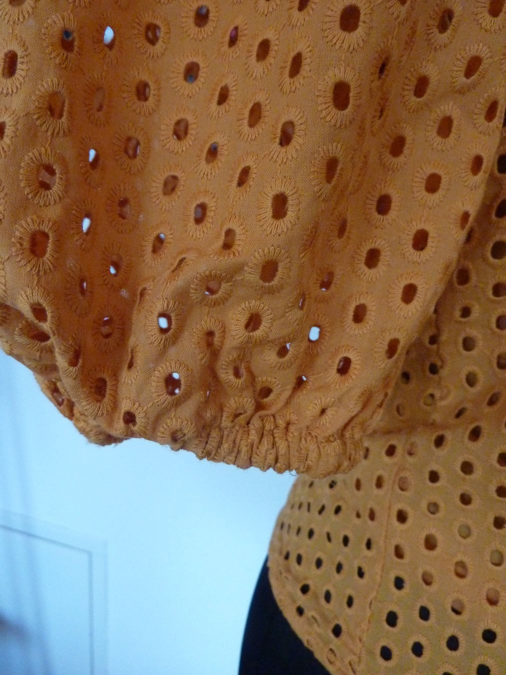 H&M Top: ockerfarbenes Oberteil mit Lochmuster 34 – Nuovo (secondo la descrizione) da Waldstatt venduto da Kananaskis1 5
