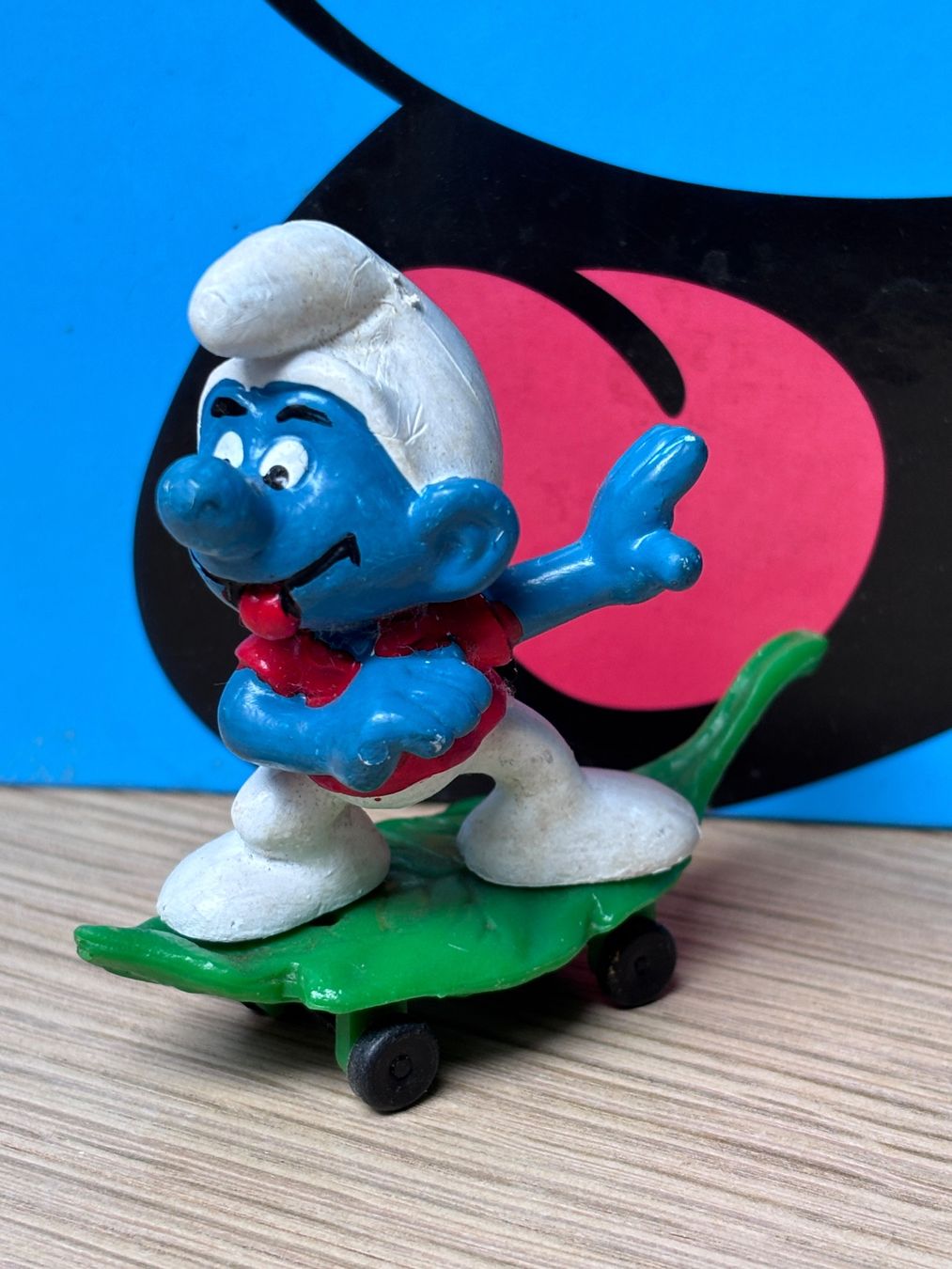Schleich Statuette: Schlumpf auf Rollbrett – Usato da Lyss venduto da Duckszone