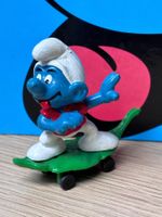 Schlumpf auf Rollbrett