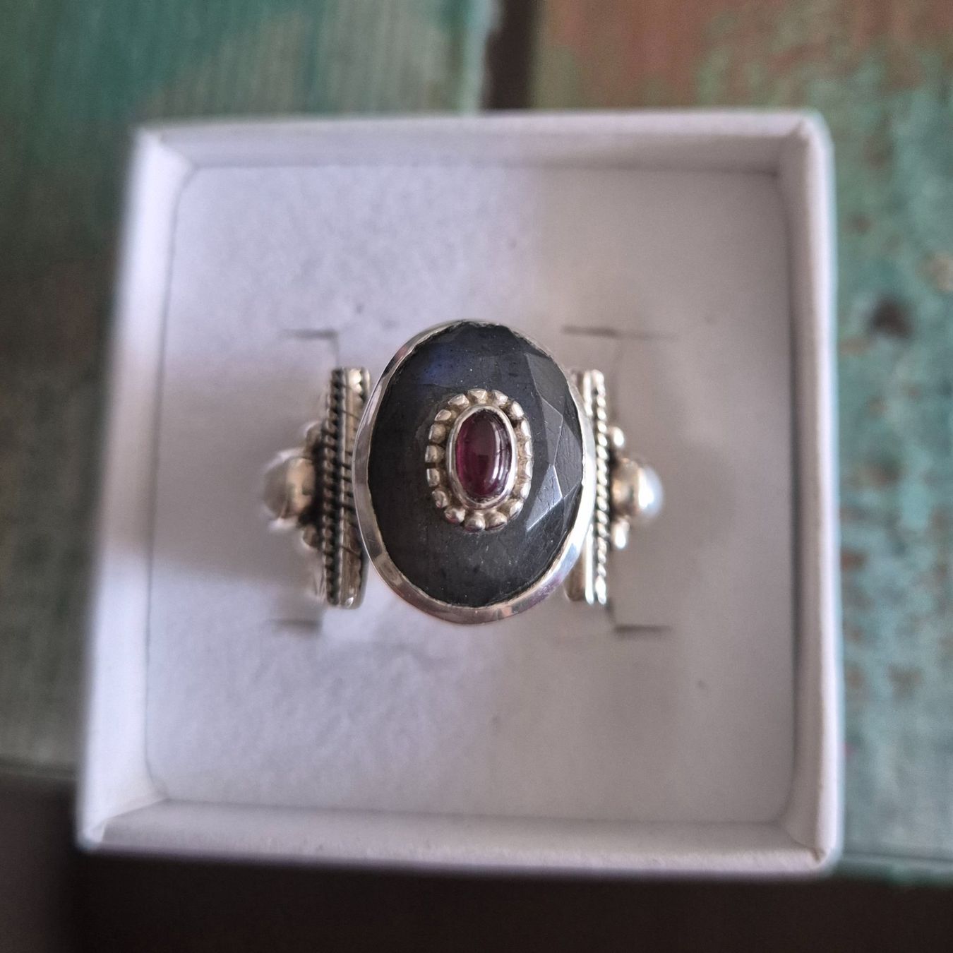 Anelli: Bague large en argent 925 labradorite et grenat – Nuovo (secondo la descrizione) da uvrier venduto da lau_r7w6