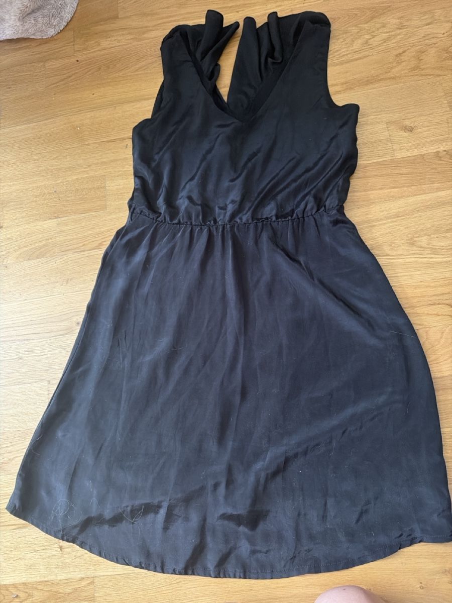 H&M Robes: Robe noire H&M – D'occasion à Le Locle par Mayd_h 1
