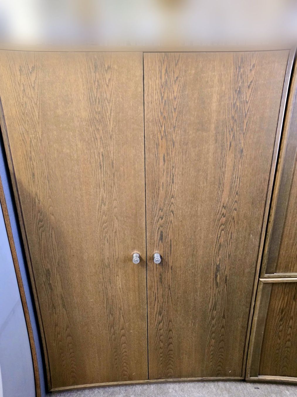 Armadi: Garderobenschrank Eiche, Spiegel + Tablare (echo) – Usato da Stein AG venduto da nik_p8zv