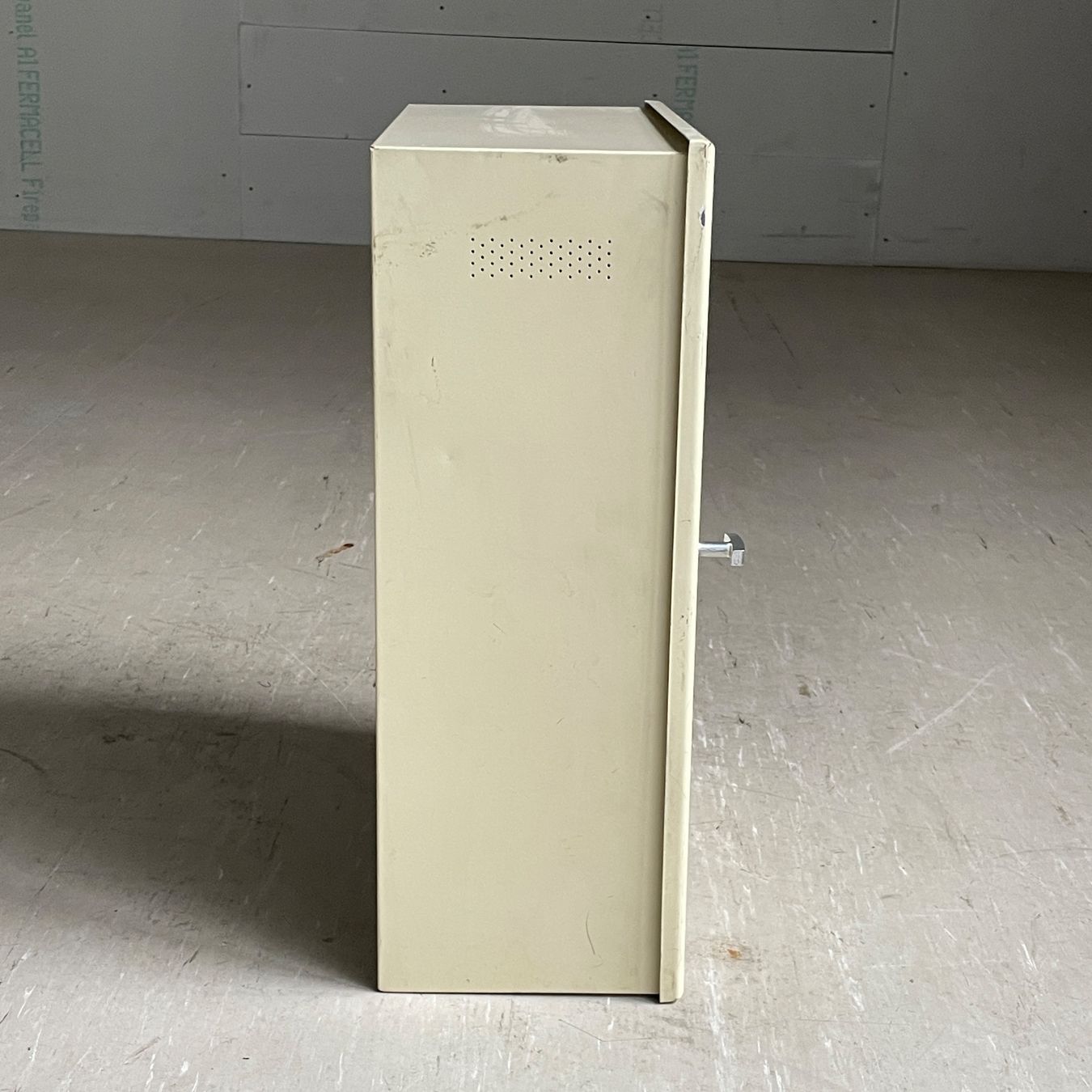 Armadi: 1950er MEWA Apotheker Schrank – Usato da Bern venduto da Modern-Era 8