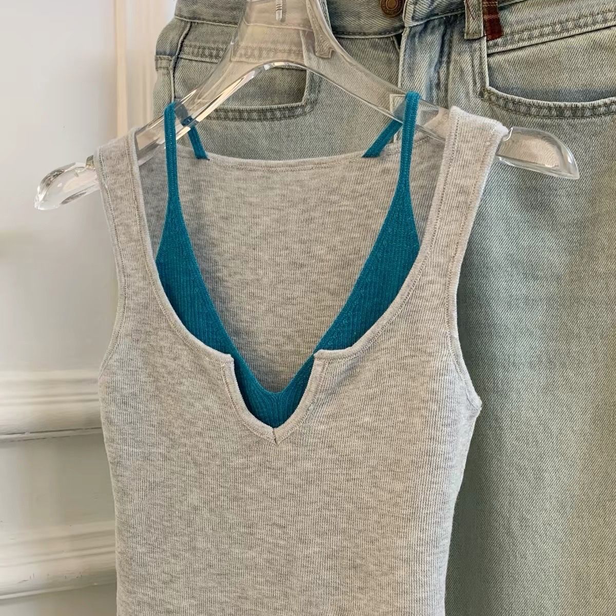 Top: Chic Grey Ribbed Tank Top with Teal Bralette Combo – Nuovo (secondo la descrizione) da Zürich venduto da rob_n7vd 1