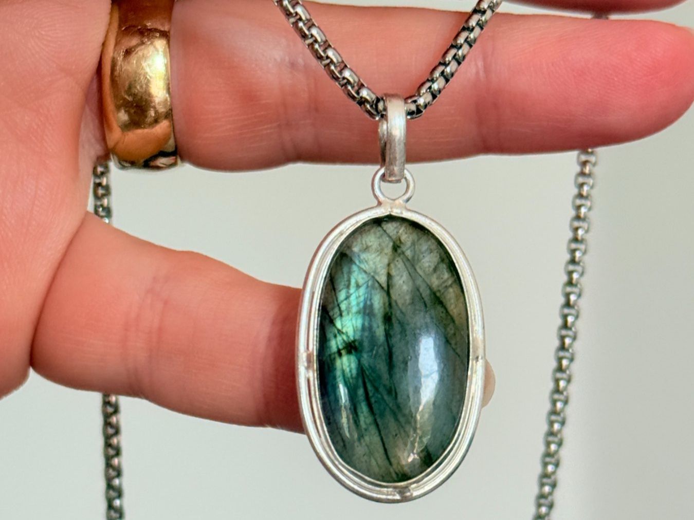 Ketten: Fashionable labradorite necklace – Neu und originalverpackt aus Genève von AGBERG