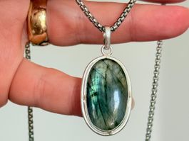 Fashionable labradorite necklace