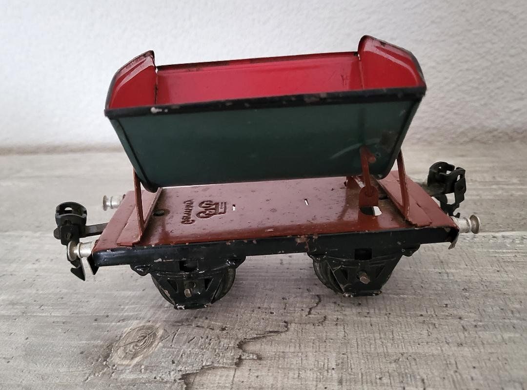 Märklin Modelleisenbahnen: Märklin Spur 0 Güterwagen 1972/0 Kipplore rot – Gebraucht aus Dielsdorf von