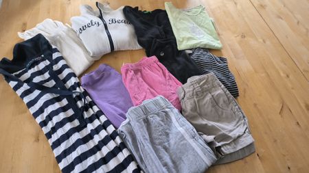 un lot de 11 habits taille 128