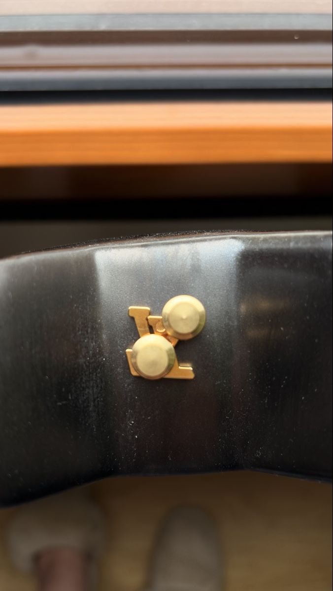 Louis Vuitton Broschen & Nadeln: Louis Vuitton Broche – Gebraucht aus St. Moritz von Capricorn88 1