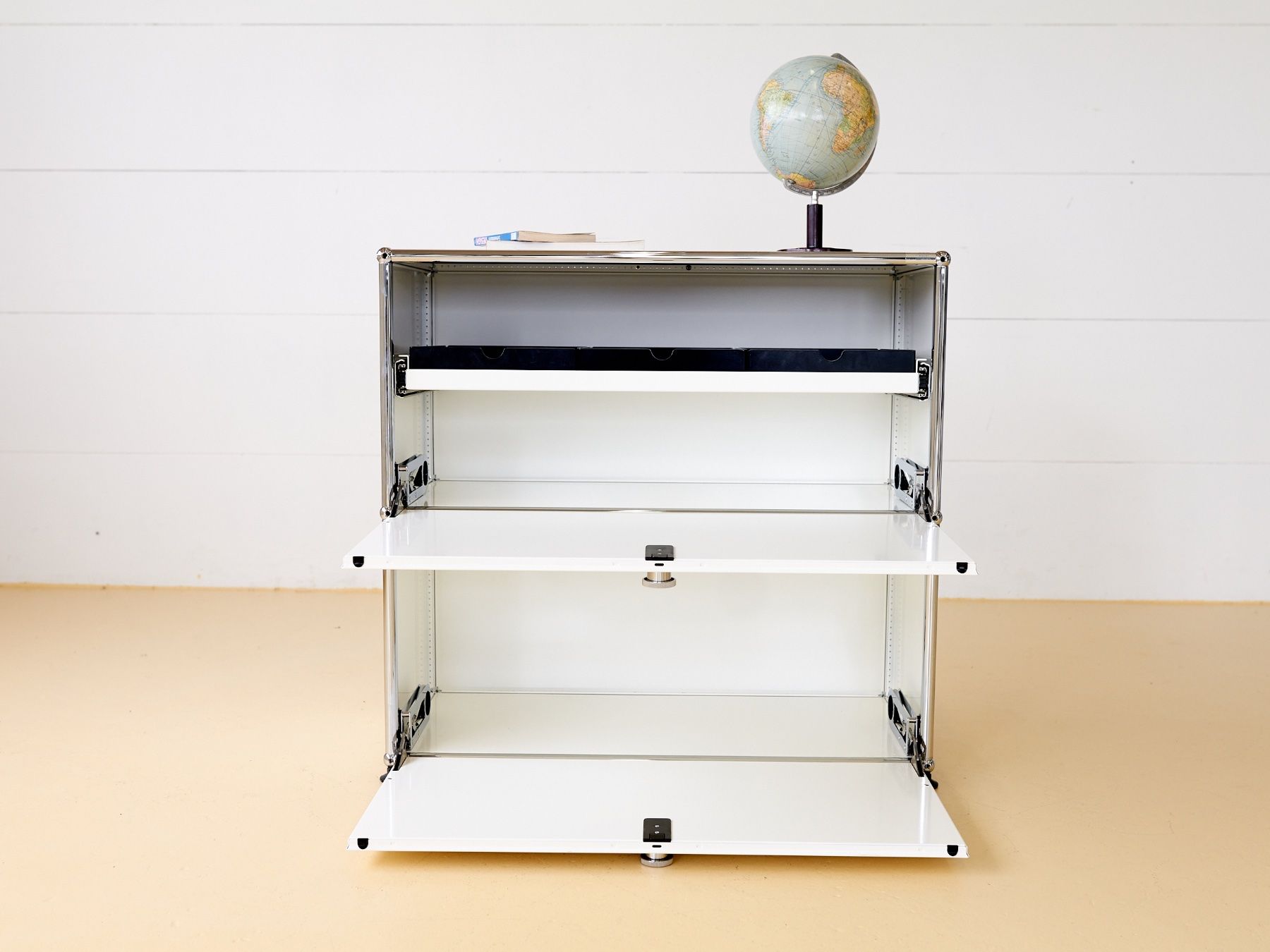 USM Cassettiere: USM Sideboard in Reinweiss mit Auszugtablar – Usato da Meinisberg venduto da atelier_TILIJA 9