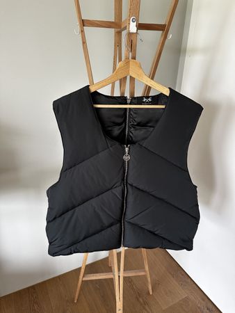 Schwarze Daunenweste Rootatelier, Gr. L – NEU