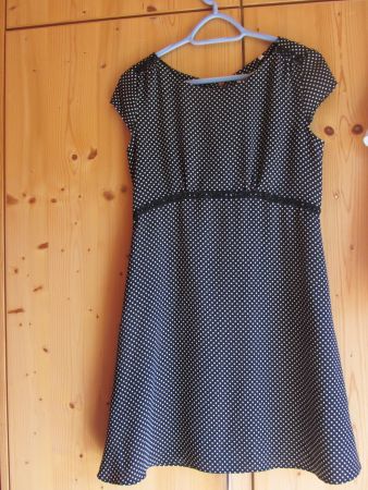 Jolie robe noire avec des pois blanc NAF NAF 38