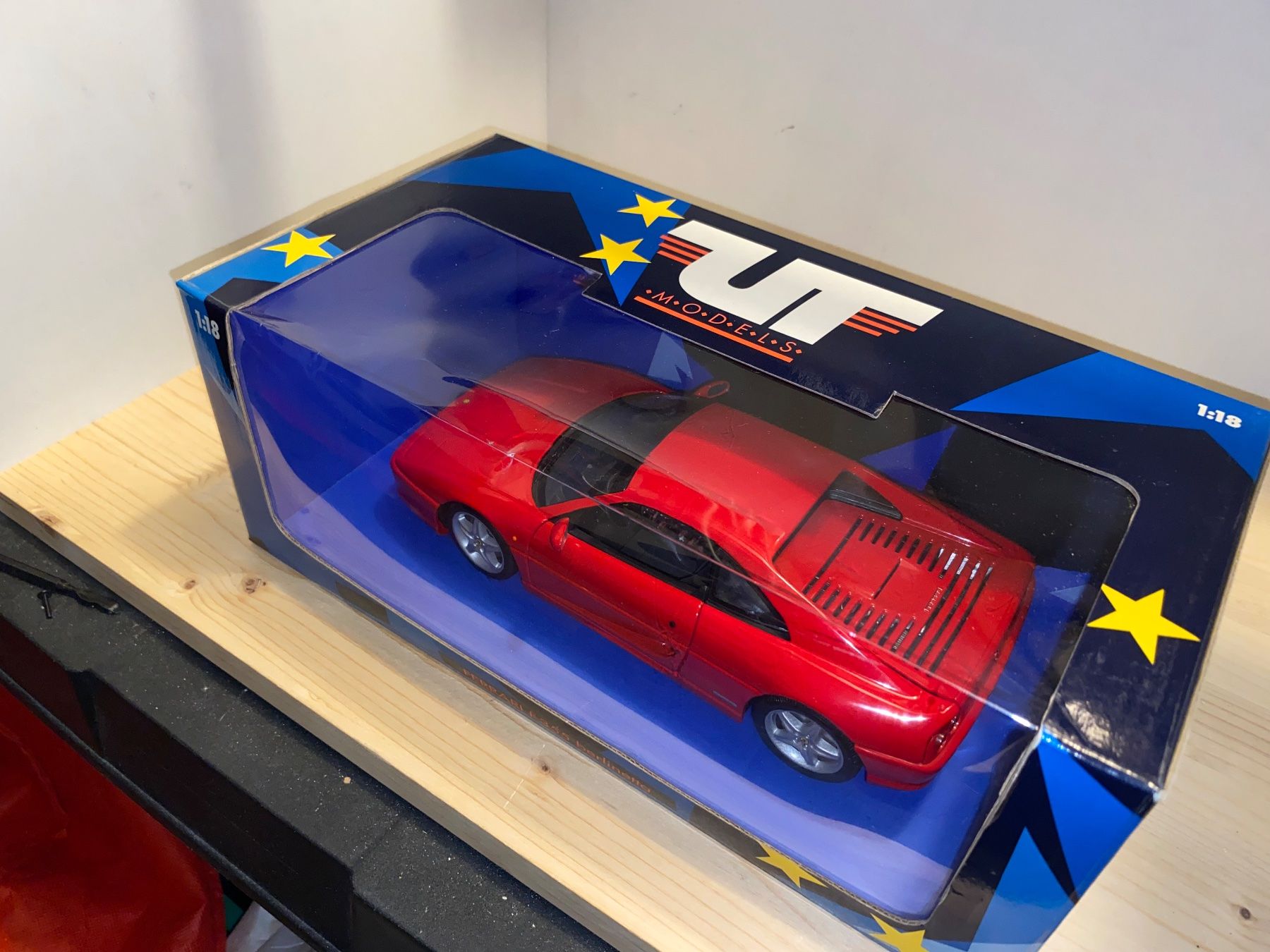 Ferrari Modellini d'auto: Ferrari F355 Berlinetta 1/18 UT Models – Nuovo (secondo la descrizione) da Wohlen AG venduto da PrivatSammlung 2
