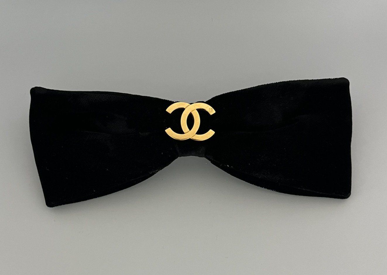 Chanel Accessori per capelli: Chanel Haarspange Samt schwarz – Usato da Wettswil venduto da PeterVoArosa
