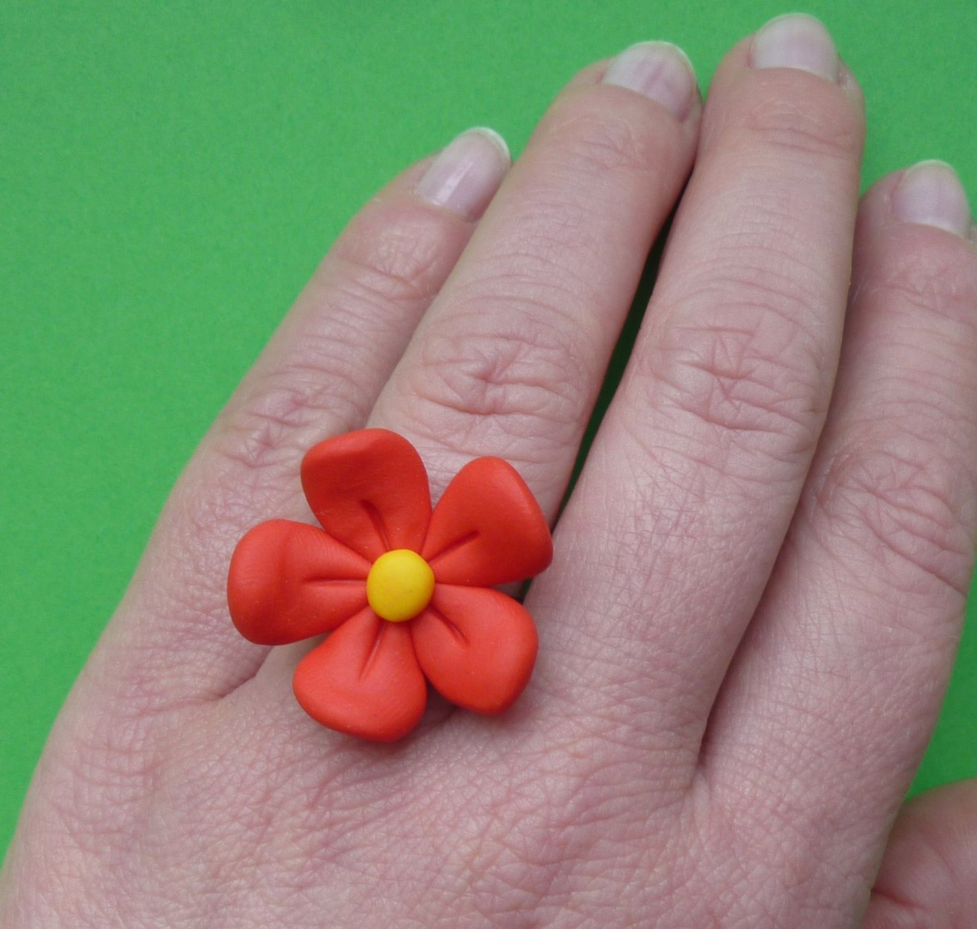 Anelli: Cooler Ring mit roter Fimoblume – Nuovo (secondo la descrizione) da St.Gallen venduto da Paddington11 1