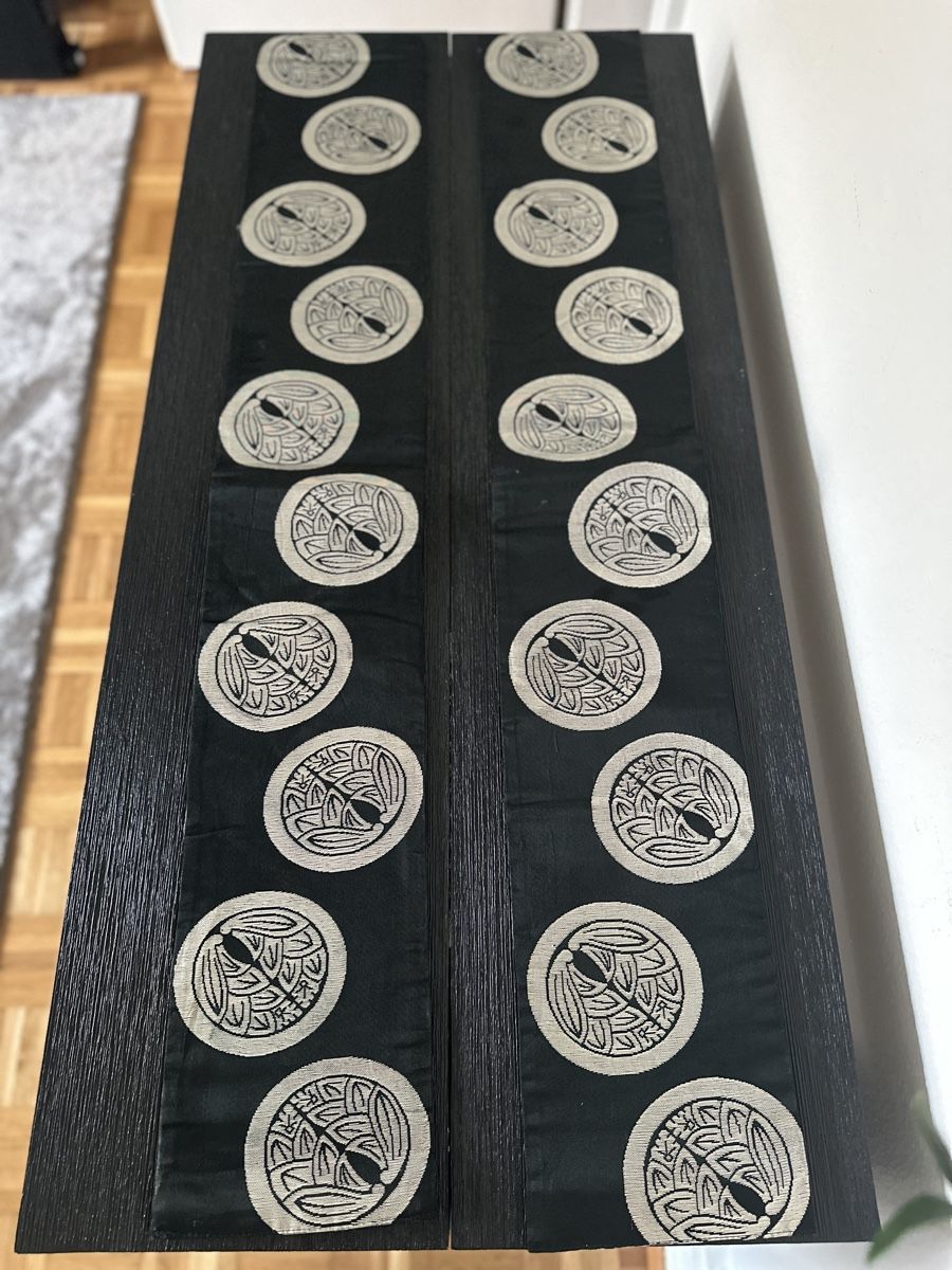 Tutte le decorazioni: Vintage Japanese Obi | Silver Kamon – Usato da Zürich venduto da Curated.Chapters 4