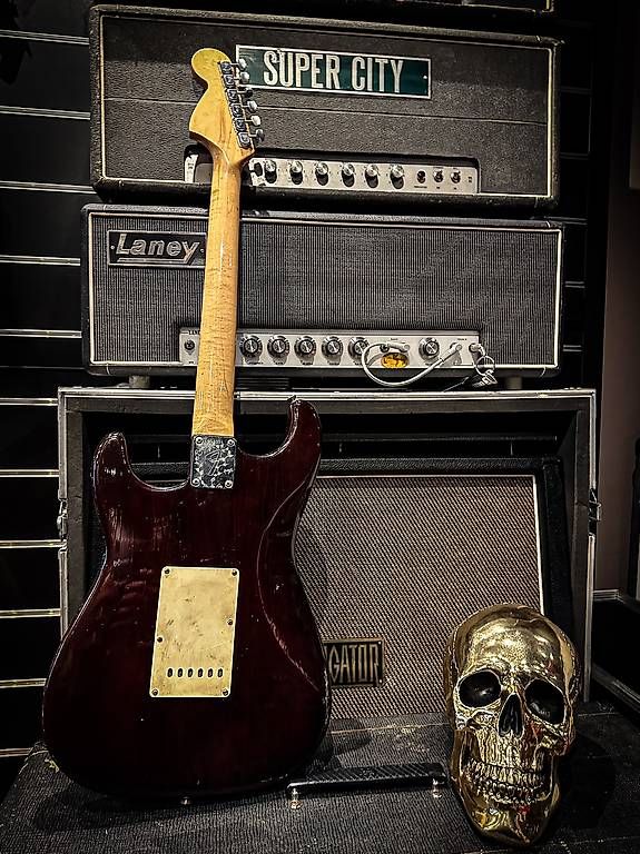 Fender Strumenti musicali: Fender Stratocaster mocca refin 69-70 – Usato da Montreux venduto da Alligator-AMPS 3