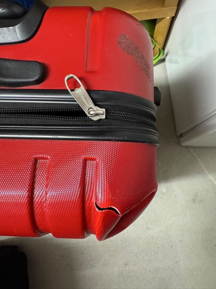 Sonstiges zu Aviatik: Reisekoffer rot trolley - beschädigt  – Gebraucht aus Neftenbach von ayl_wj9t