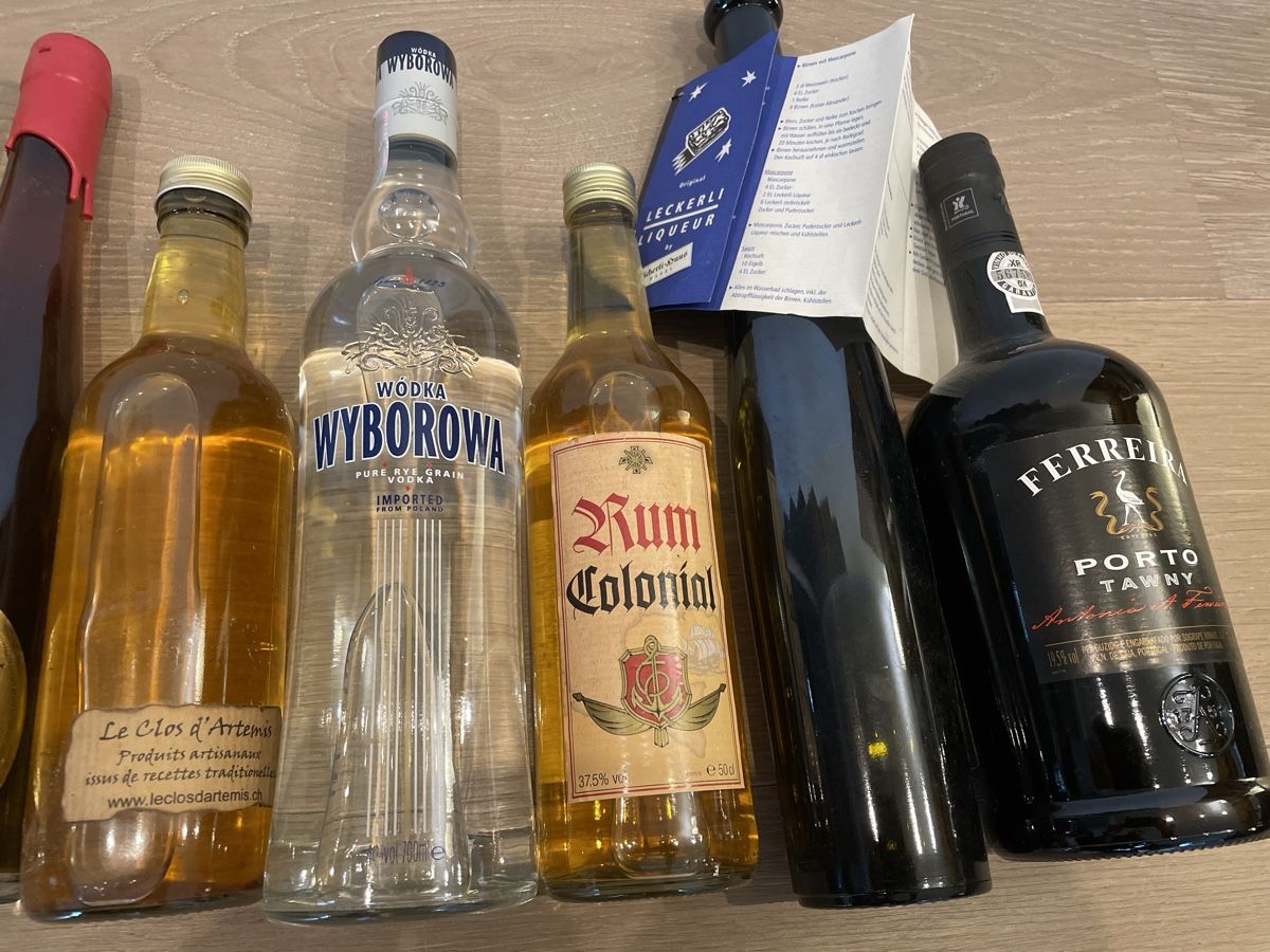 Absolut Vodka Spirituosen: Lot de bouteille diverses, toutes fermees – Neu (gemäss Beschreibung) aus Uitikon Waldegg von sch_68vz 2