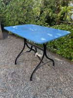 Antiker, klassisch schöner  Gartentisch Metall blau um 1900