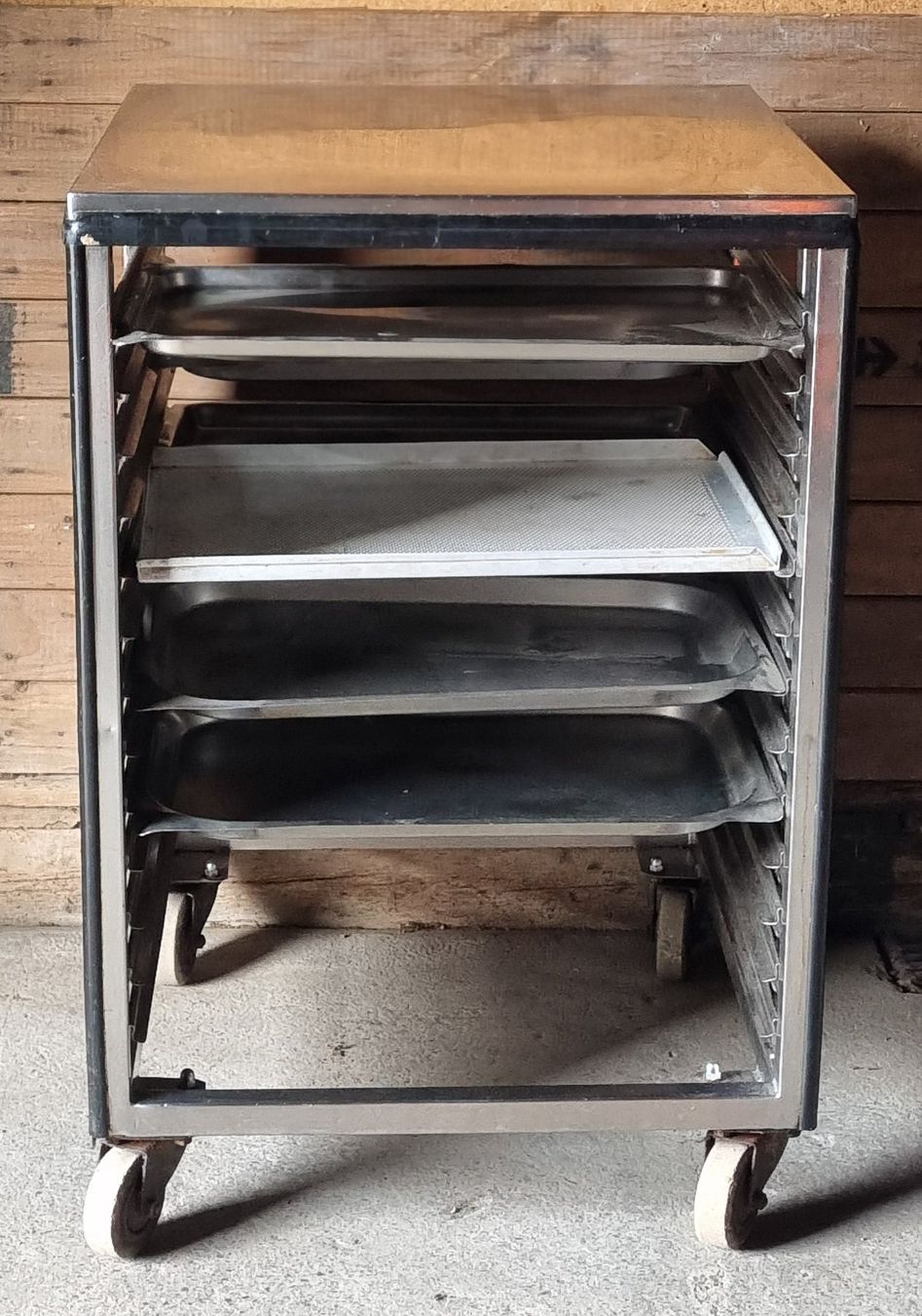 Cucine complete: Servierwagen Rollwagen aus Edelstahl mit Blechen Tabletts – Usato da Bern venduto da ros_v7ry