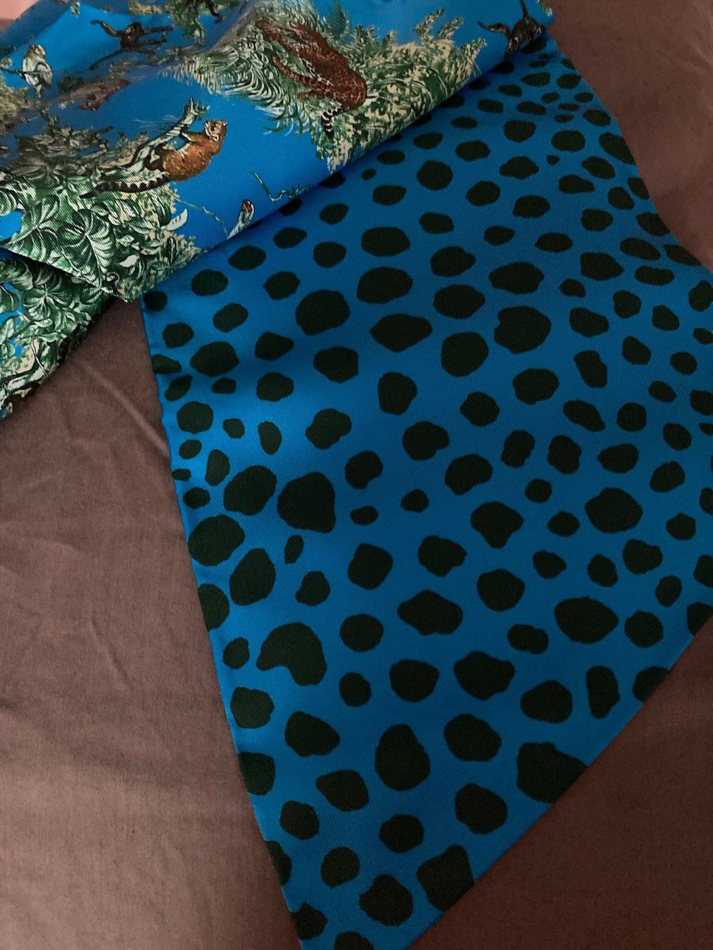 Hermès Foulards, Tücher & Schals: Hermes Maxi Twilly Cut Equateur Neu – Neu und originalverpackt aus Zuerich von SaTs-43 2