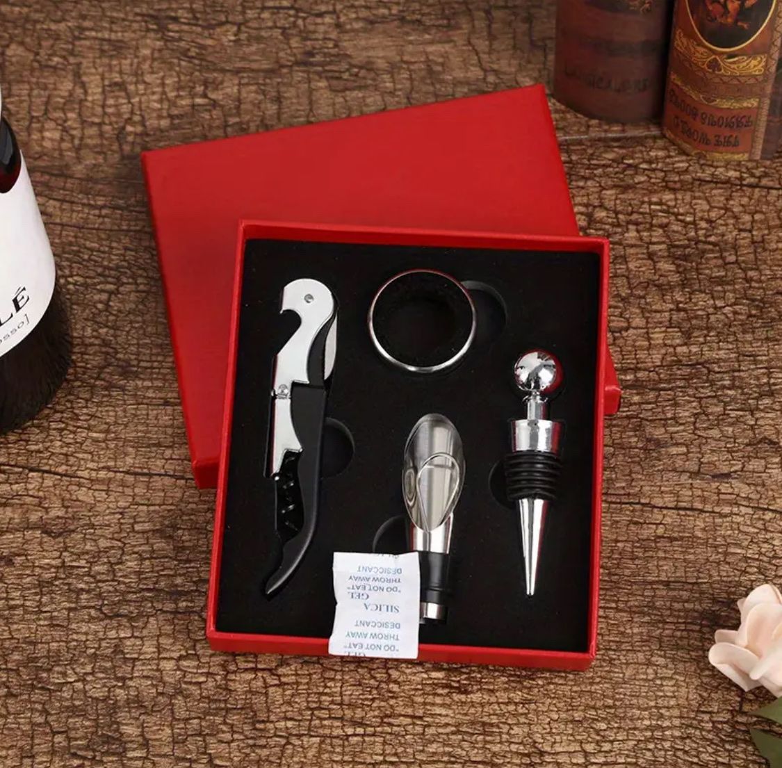 Apribottiglie & Tappi per chiusura: Wein Geschenkset - 4-tlg. Kellnermesser Ausgiesser neu – Nuovo e nell'imballaggio originale da Suhr venduto da SchnapperCH