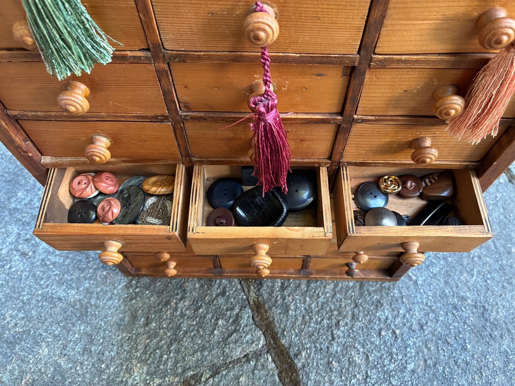 Armadi: Holzschrank mit Knöpfen – Usato da Aarau venduto da Pirando 5