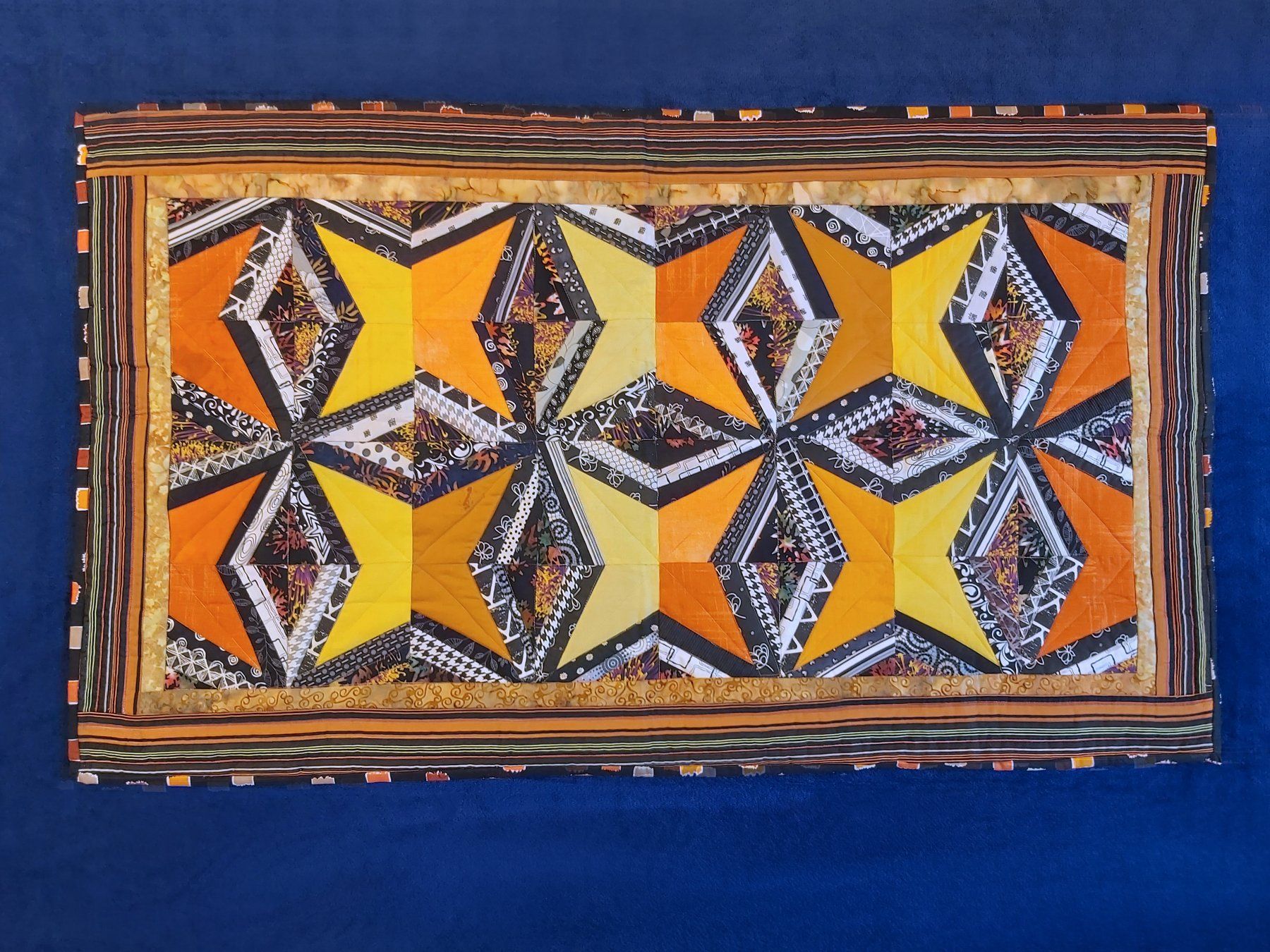 Tutte le decorazioni: Patchwork Quilt "Feuertanz" Unikat 114 x 67 cm – Nuovo (secondo la descrizione) da Wetzikon ZH venduto da Meltingpot29