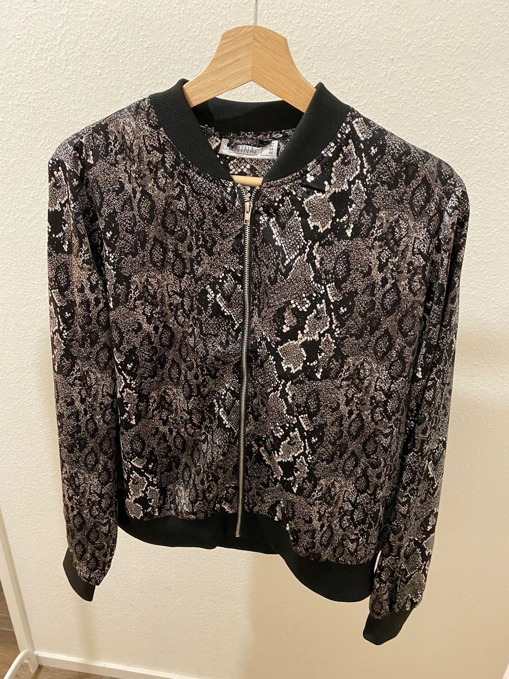 Giacche: Janina Blouson / leichte Jacke Schlangenmuster Gr. 42 – Usato da Pratteln venduto da a23_j2gs 1