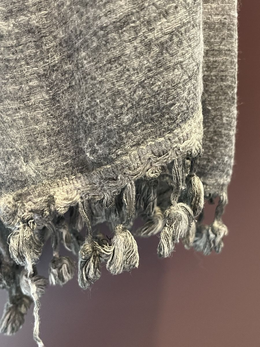 Foulard & Sciarpe: Écharpe grise avec franges mélange viscose polyester – Usato da St. Prex venduto da Nikolletta 1