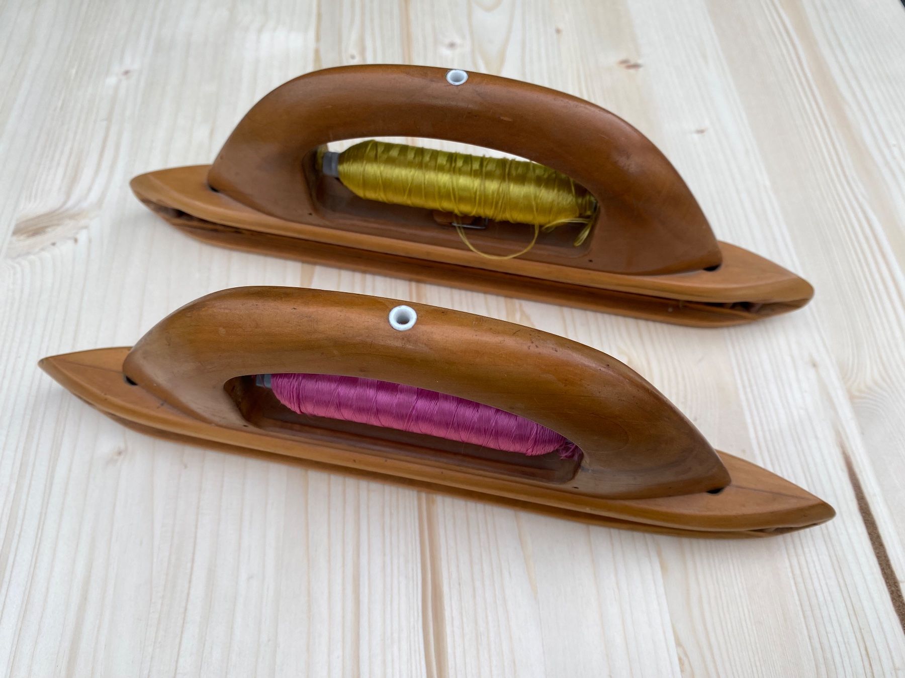 Ruote per filare: 2 schöne antike Webschiffchen aus Holz – Usato da Feldbach venduto da Olive1