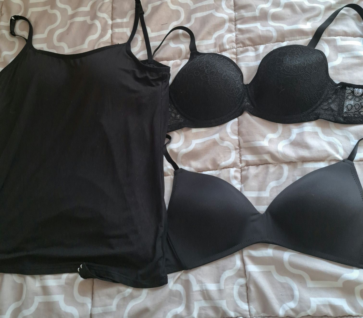 Altra biancheria intima: Top schwarz mit BH-Einsatz Gr.XL und 2 BHs – Nuovo (secondo la descrizione) da Zufikon venduto da Dysundas