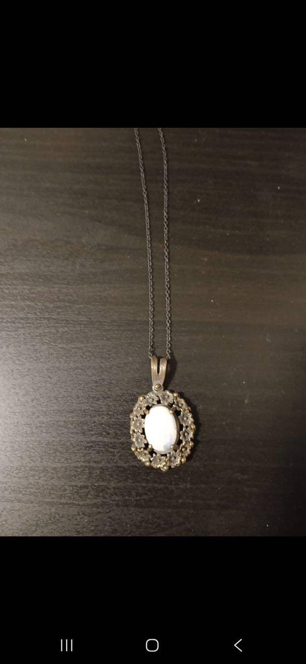 Ketten: Collier mit ovalem Anhänger – Neu (gemäss Beschreibung) aus Mollis von nin_ph7s