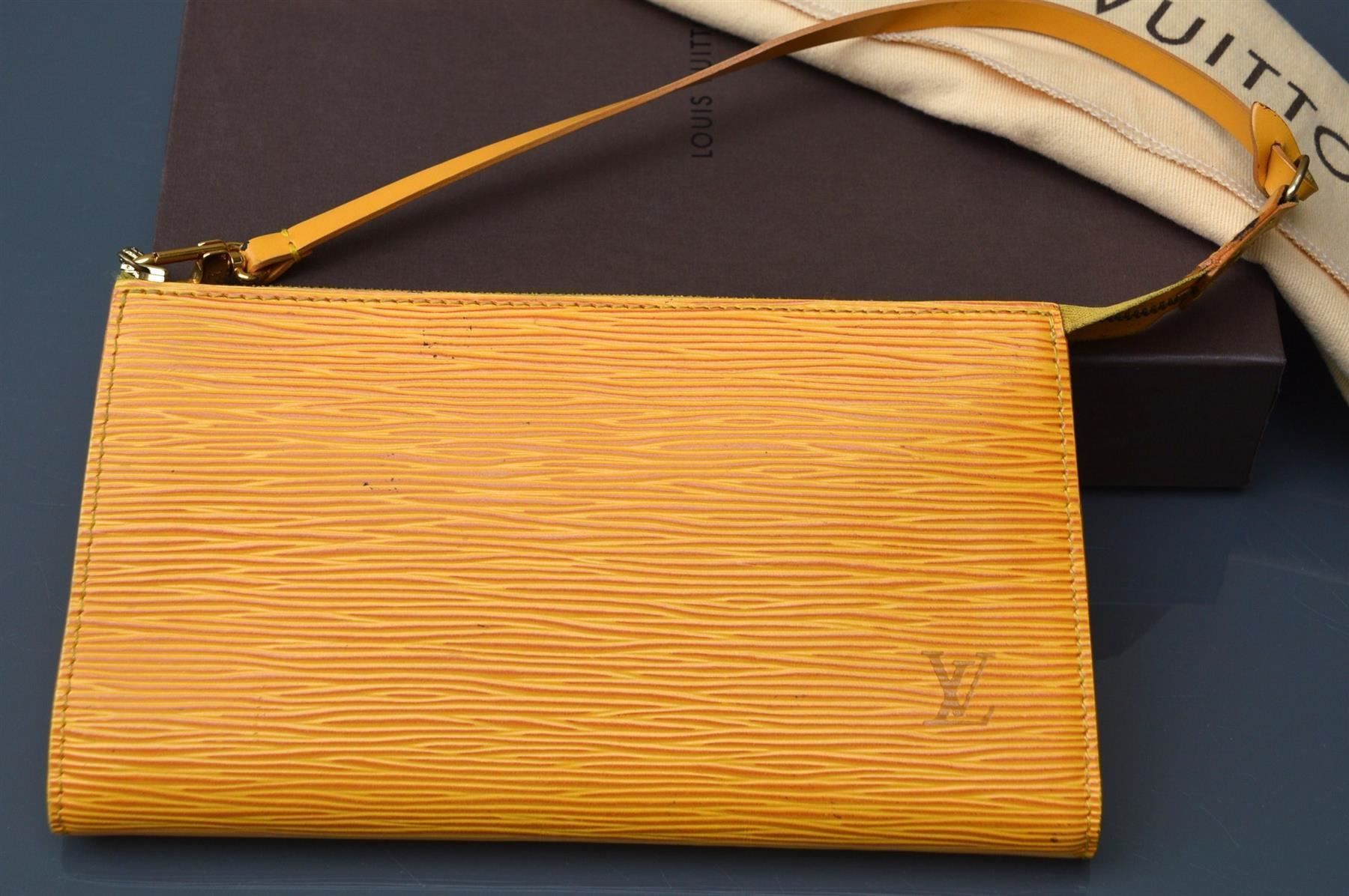Louis Vuitton Borse da donna: Pochette Louis Vuitton Epi – Usato da Collonges venduto da Auganien 1