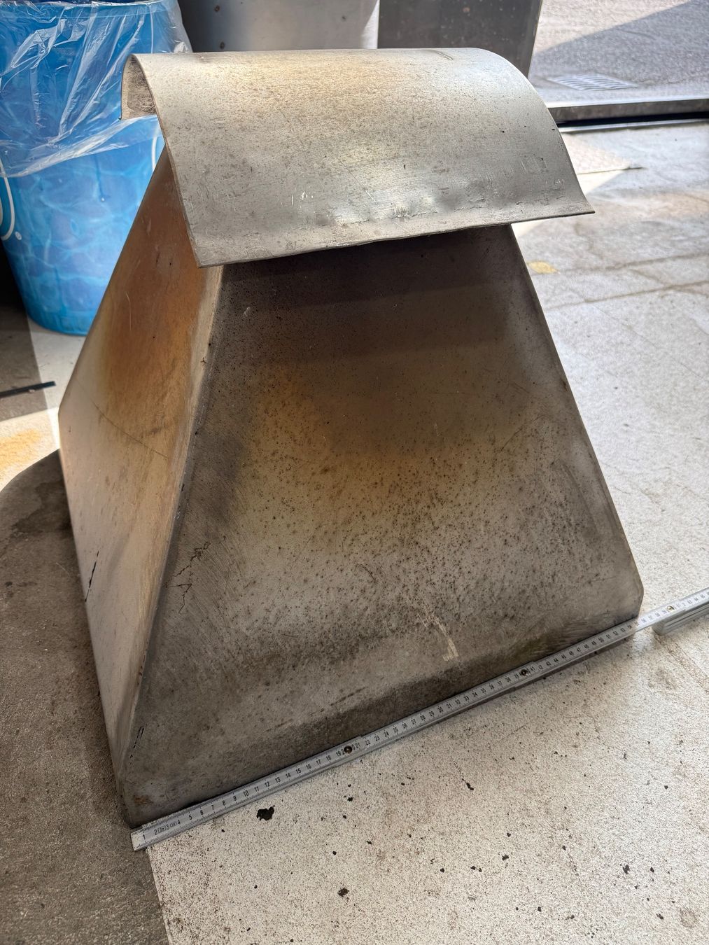 Box da tetto: Chromstahl Kaminabdekung Grill Chemine – Usato da Altendorf venduto da Elenaneagu22