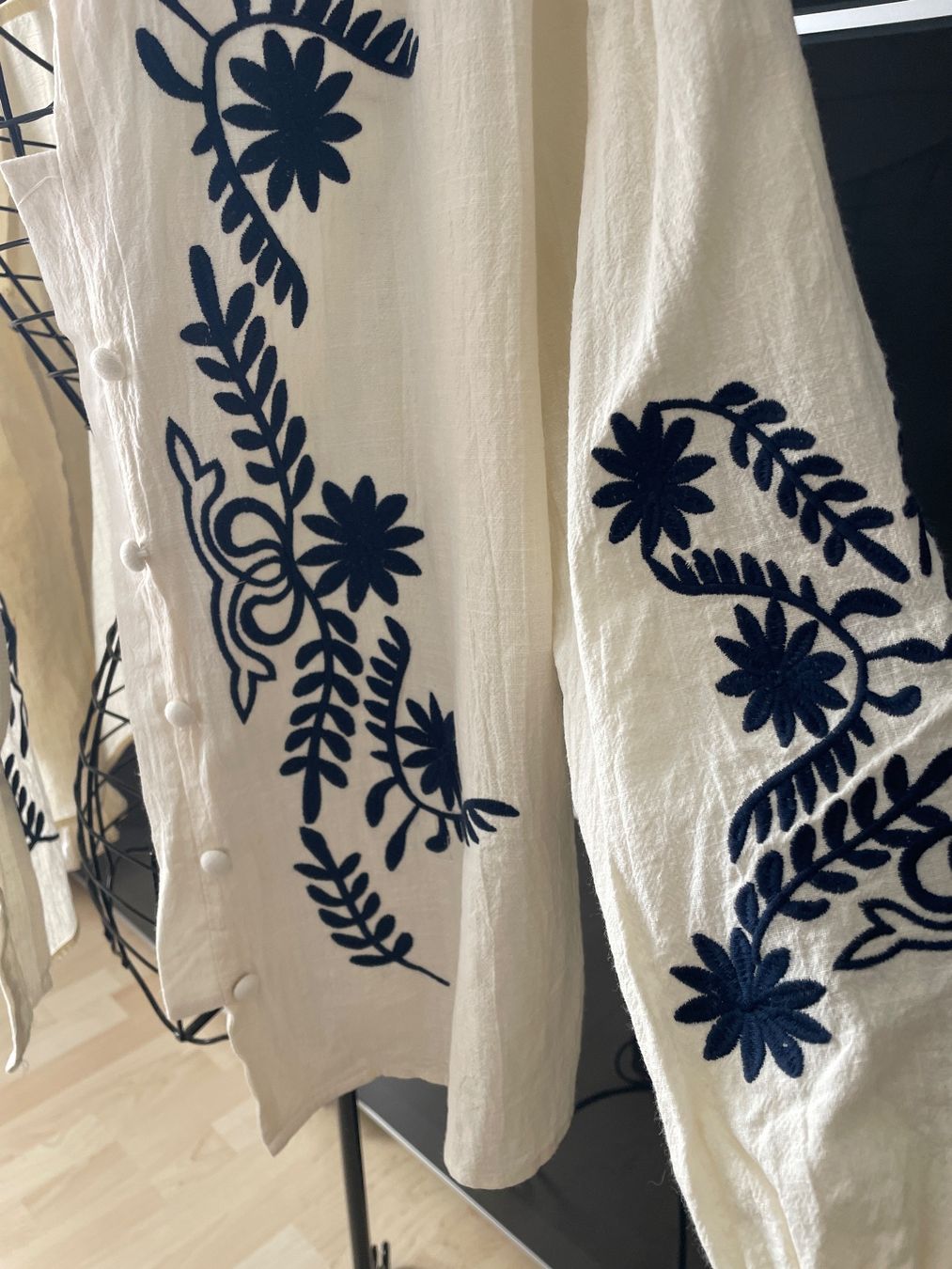 Camicette: Bestickte Bluse Creme/Blau Gr.L – Nuovo (secondo la descrizione) da Obfelden venduto da 3zwerge 3