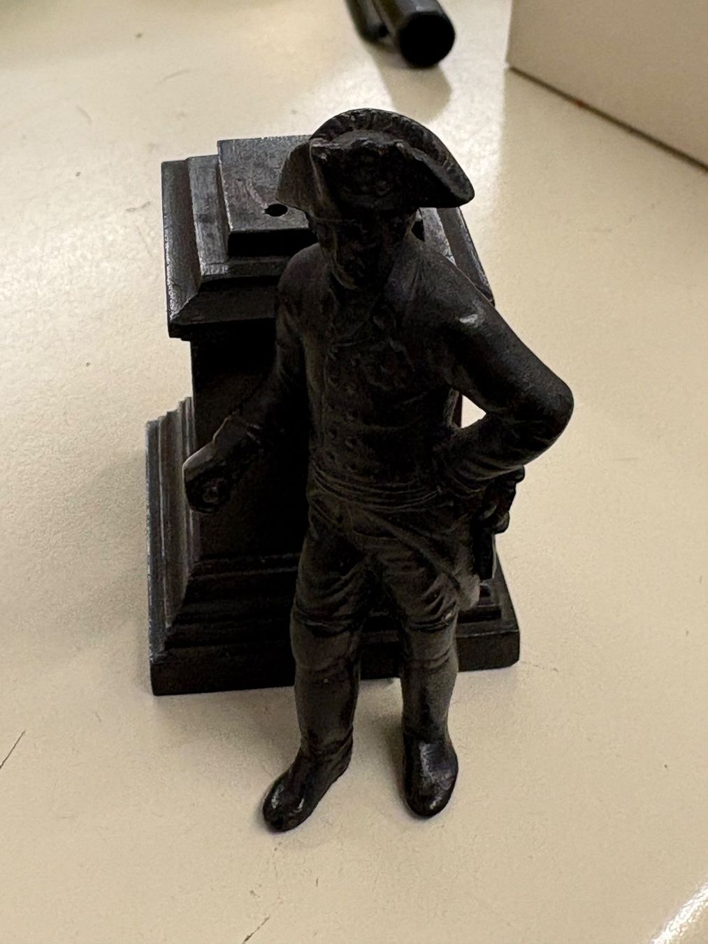Case e mobili per bambole: Puppenhaus oder Sammlerstück - Säule mit Figur - 13 cm hoch – Usato da Pratteln venduto da Dollshop 1
