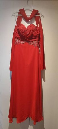 Elegantes rotes Abendkleid mit Strassverzierung
