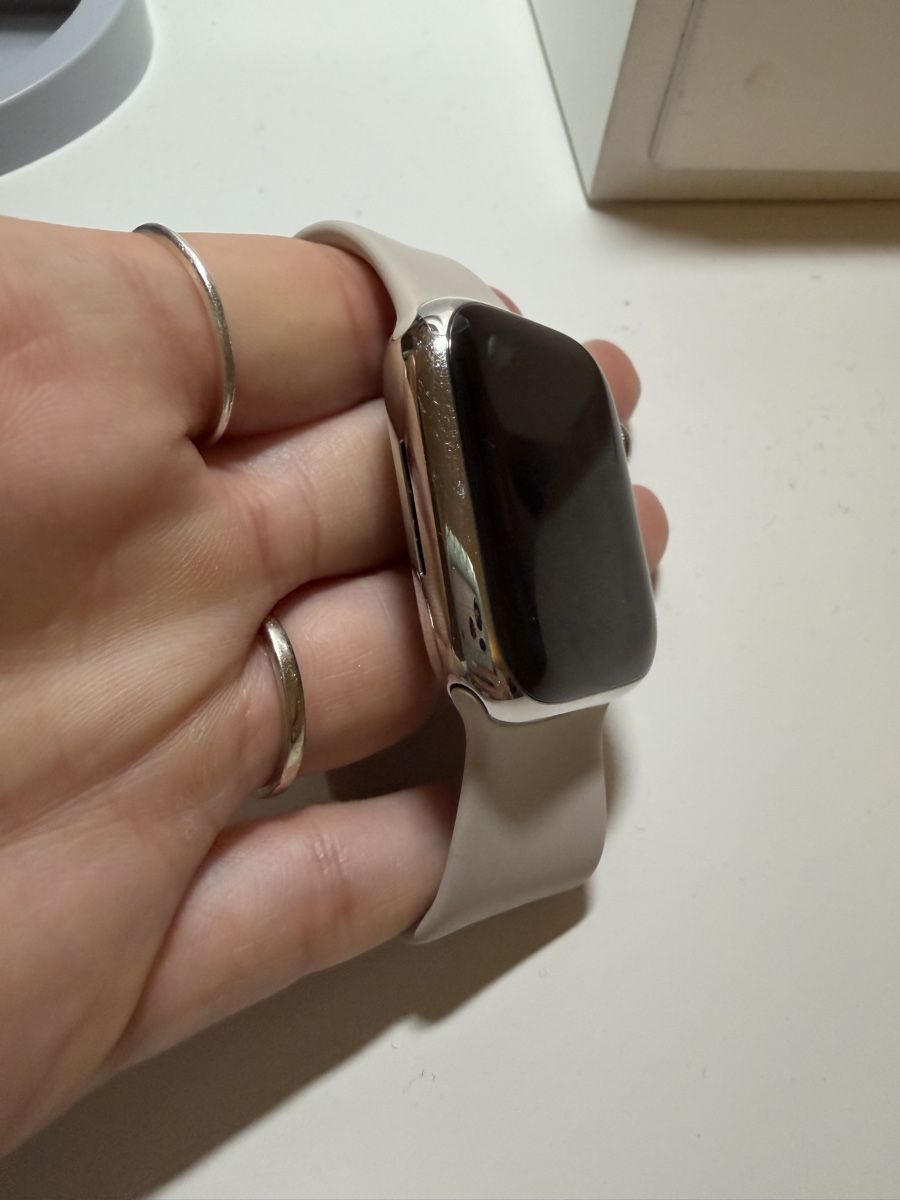Apple Smartwatch: Apple Watch Series 8 Starlight, silber. – Usato da Luzern venduto da Lorena.haj 2