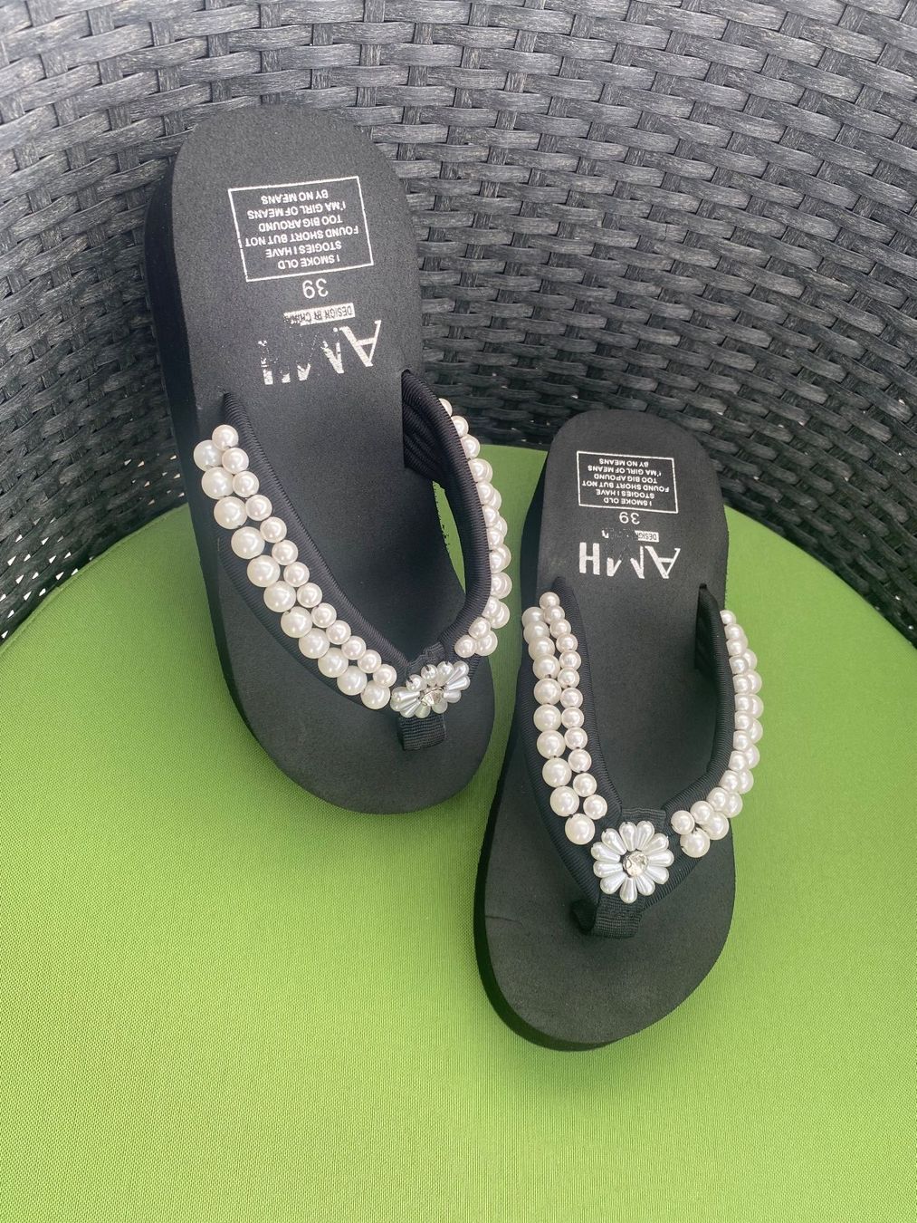 Scarpe da donna: SUMMERTIME - stylische Flip-Flops mit Perlen, nero, 39 – Usato da Winkel venduto da ferrari2022 2