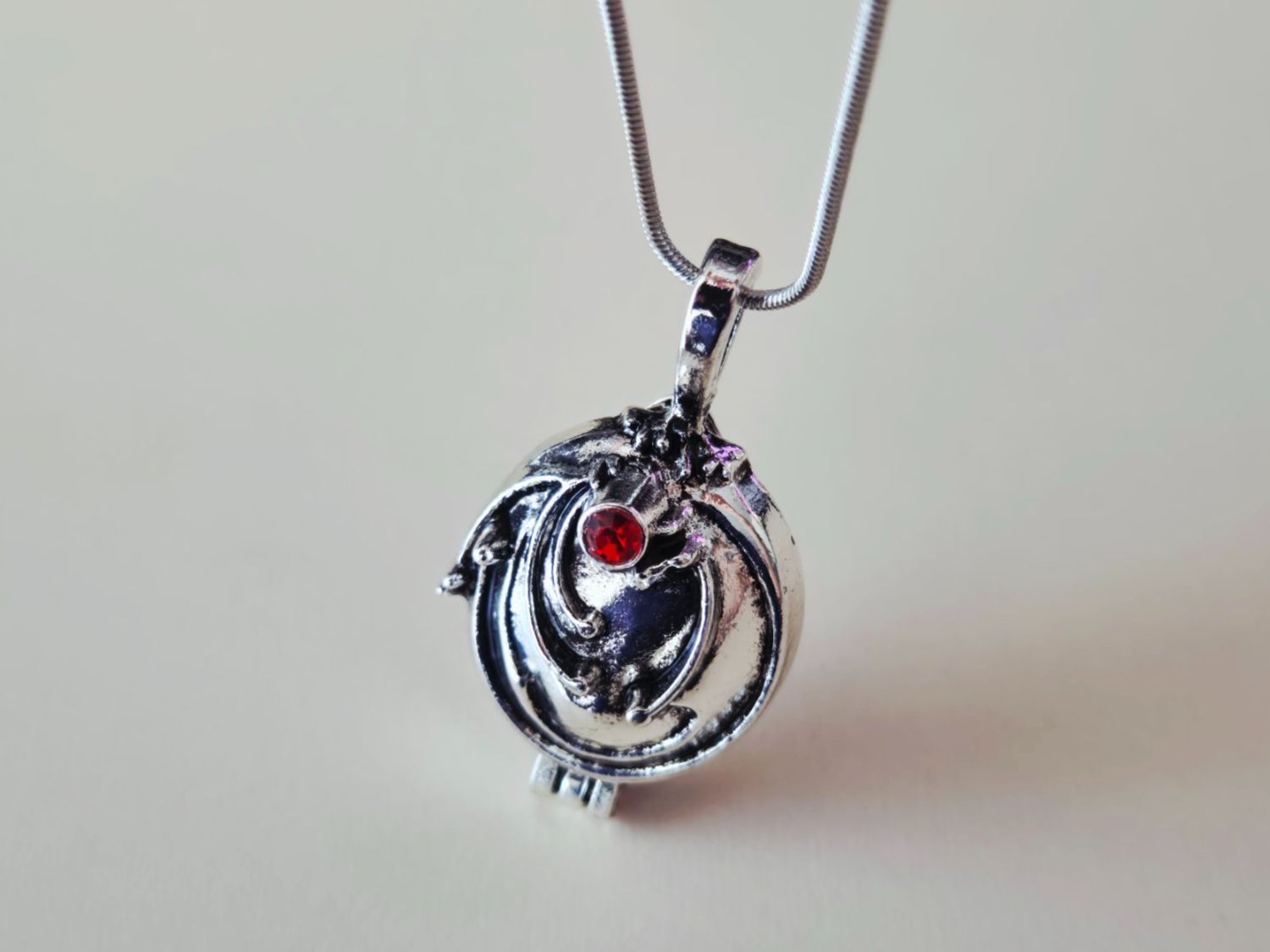 Catenine: Collier Pendentif Vampire Diaries avec Chaîne – Nuovo (secondo la descrizione) da Riddes venduto da flo_ngl8